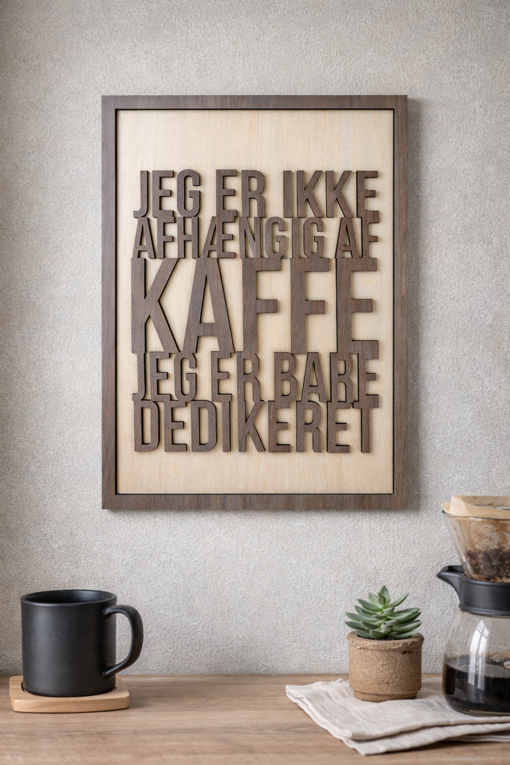Skilt i træ med kaffecitat