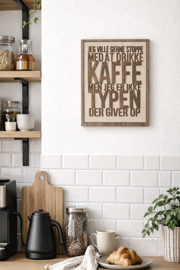 Skilt i træ med kaffecitat