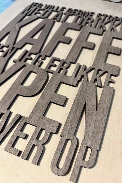 Skilt i træ med kaffecitat