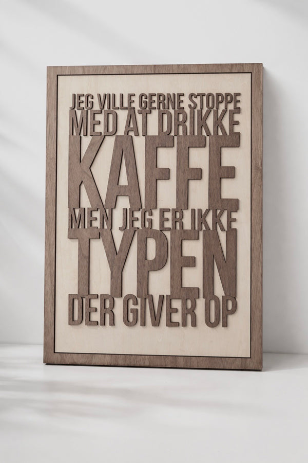 Skilt i træ med kaffecitat