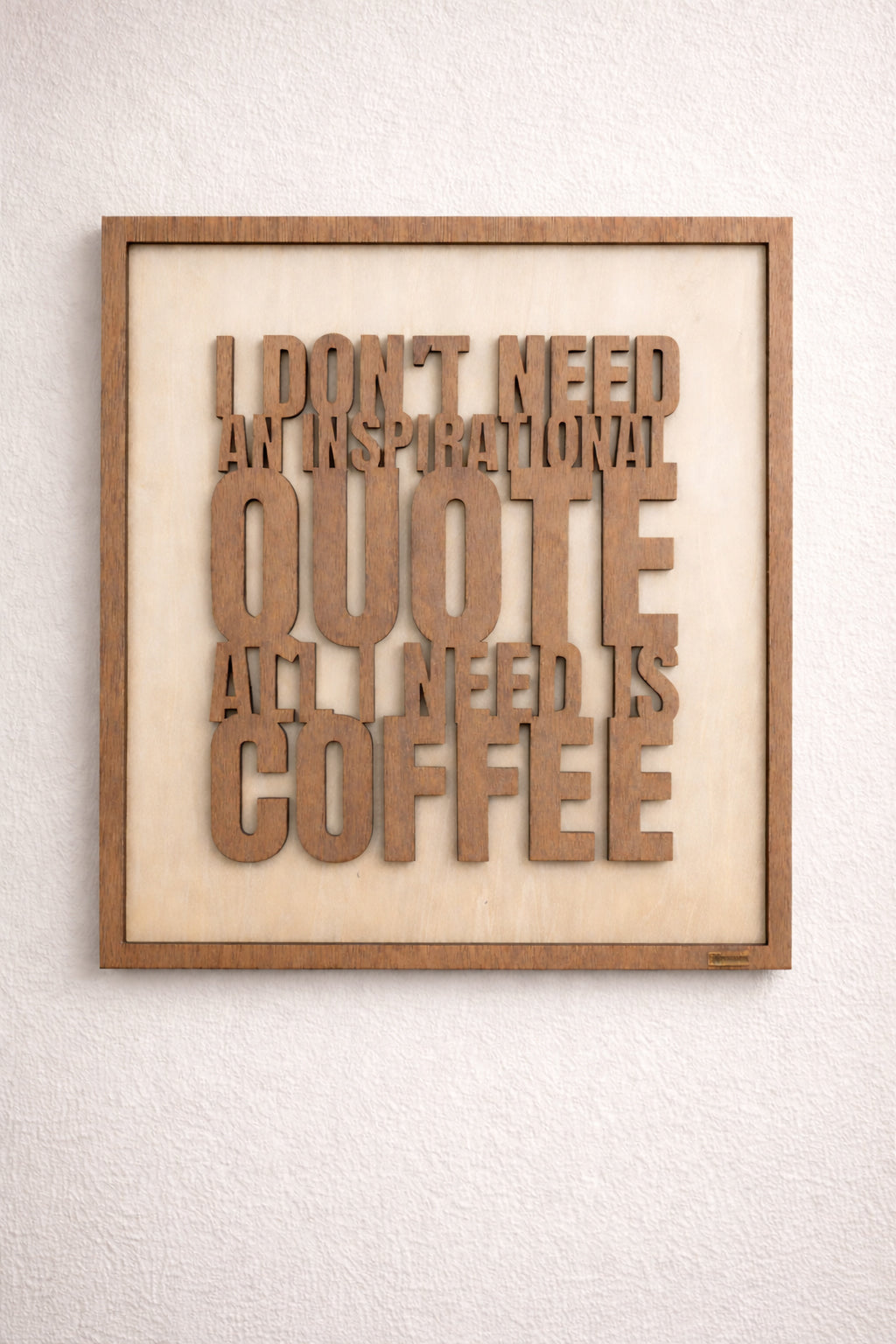 Skilt i træ med kaffecitat