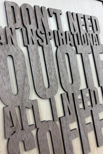 Skilt i træ med kaffecitat