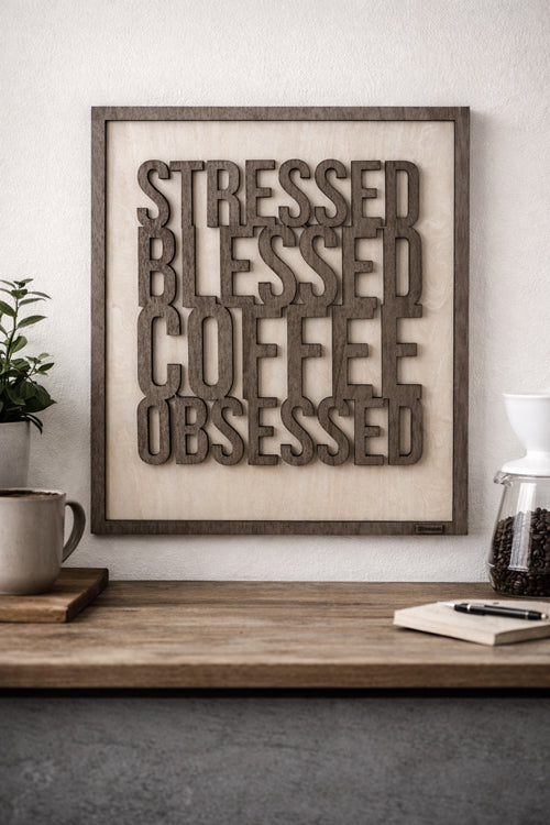 Skilt i træ med kaffecitat