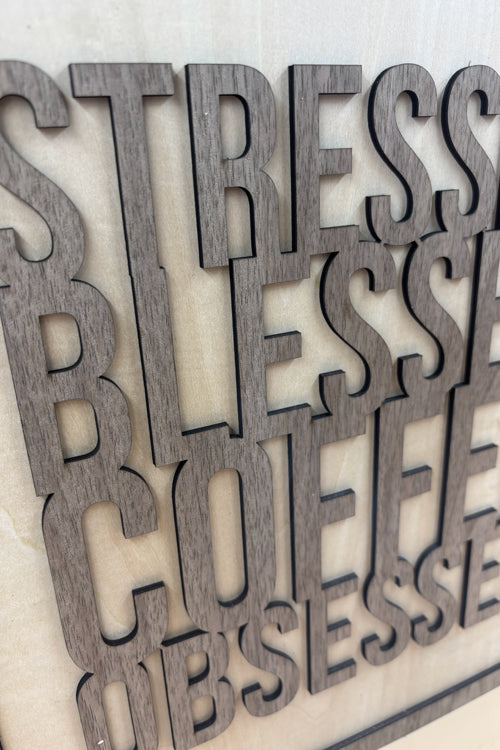 Skilt i træ med kaffecitat