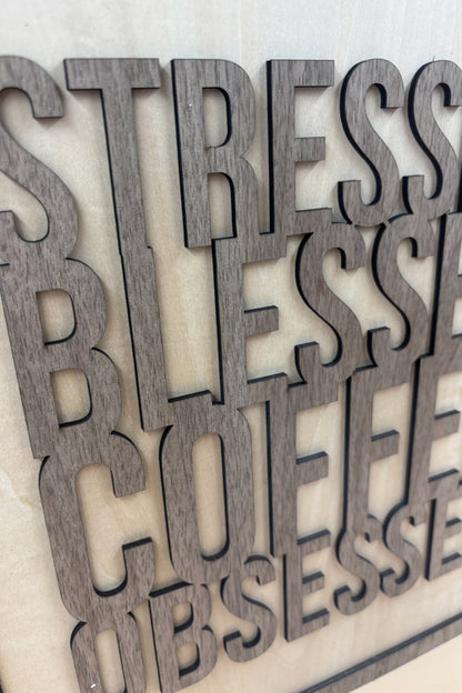 Skilt i træ med kaffecitat